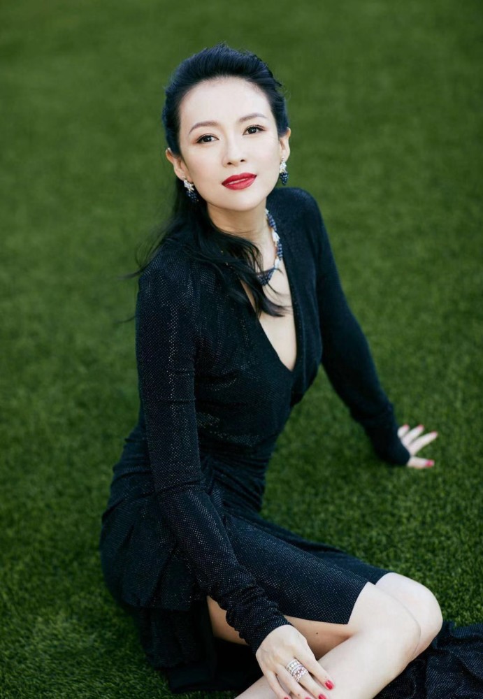 章子怡最新发型亮相，时尚魅力惊艳众人！