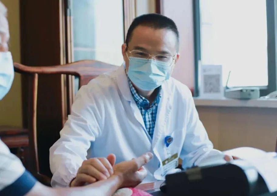 走进小巷深处的神秘小铺,探寻缓解比赛紧张的神秘药物!