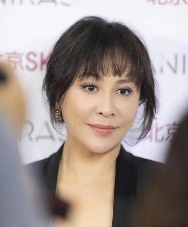 刘嘉玲最新发型,时尚新风尚与友情的小温馨